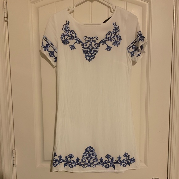 tale to tell blue and ivory embroidered shift dress